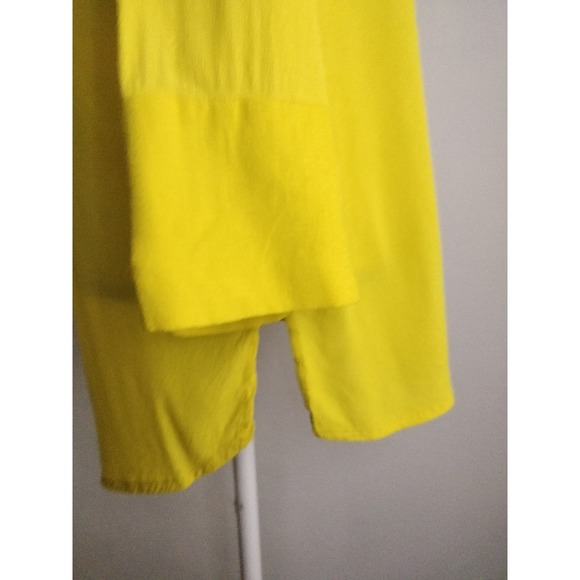 3/$15 RD + Koko Yellow V-neck Button Front Open Back Blouse Women's Size M - Picture 4 of 10